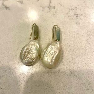 Kendra Scott pearl drop earring